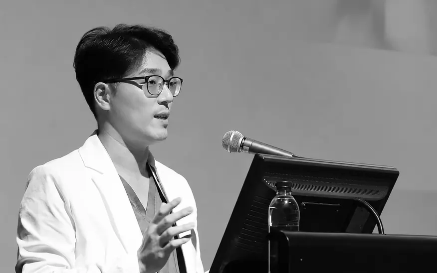 학술대회 연단에서 발표 중인 김민승 대표원장